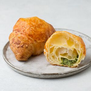 Круассан с сыром и шпинатом
