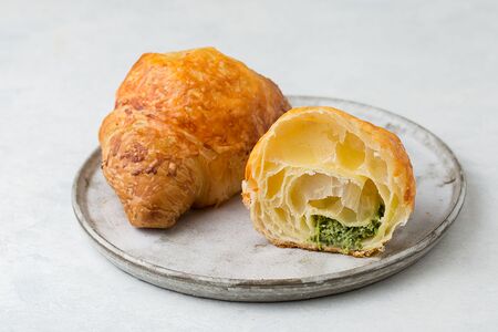 Круассан с сыром и шпинатом
