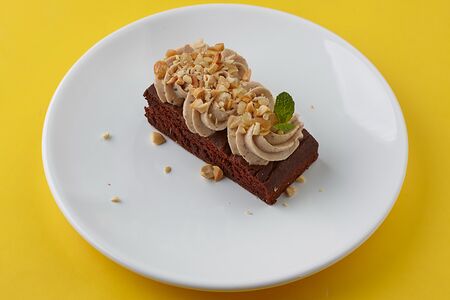 Шоколадный кекс с кремом из фиников