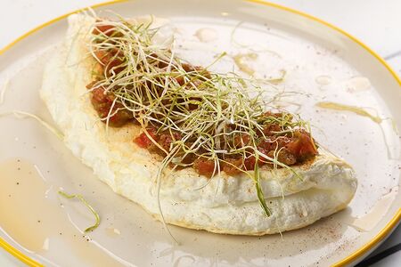 Белковый омлет с томатами