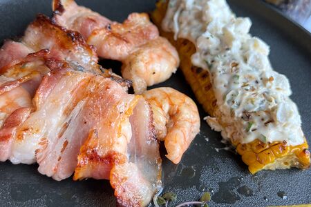 Креветки на гриле в беконе