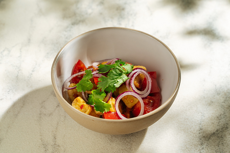 Салат с хрустящими баклажанами и томатами