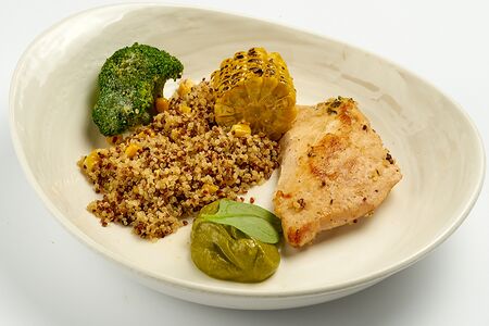 Стейк из индейки с киноа, кукурузой и брокколи