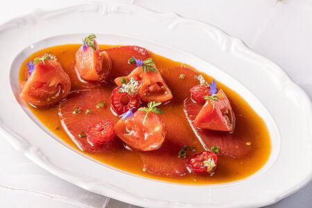 Крудо из тунца Bluefin с узбекскими томатами и малиной в соусе кимчи тай