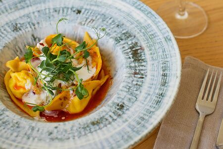 Равиоли с копченым лососем и пряным маслом