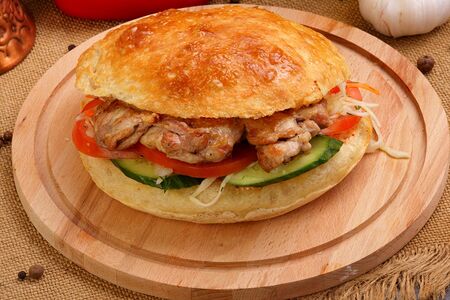 Бургер со cвинoй шеей