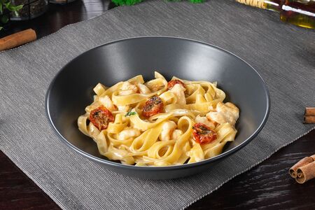 Феттучини с креветками