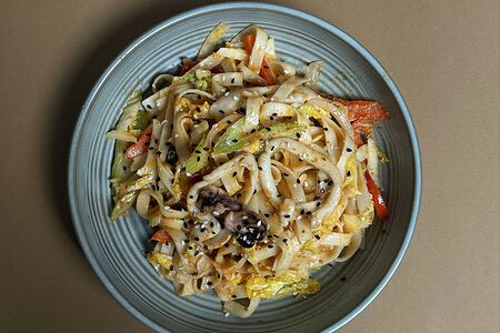 Удон с морепродуктами в соусе том-ям