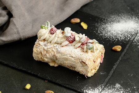 Рулет меренговый