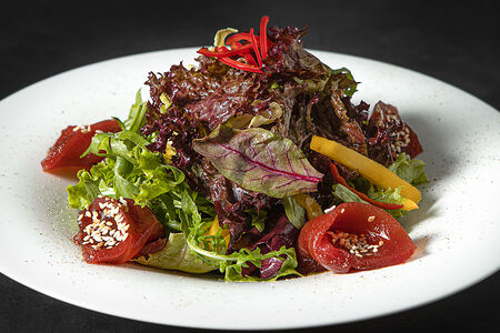 Микс-салат с тунцом и манго