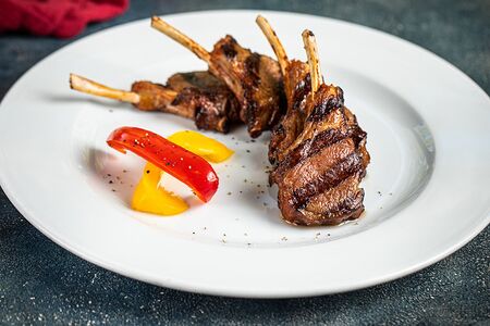 Корейка ягненка на углях