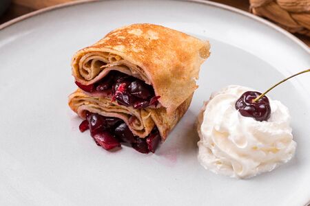 Блинчик фаршированный с вишней, 1 шт