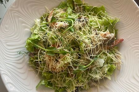 Салат с тигровыми креветками и судаком