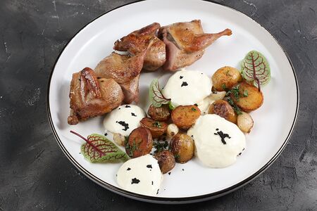 Перепелка гриль с молодым картофелем и сливочным соусом