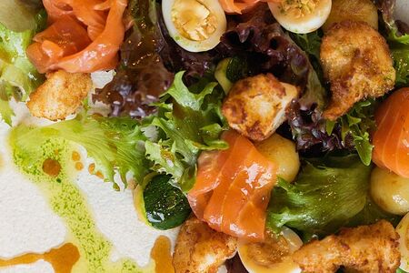 Салат с лососем и хрустящей цветной капустой