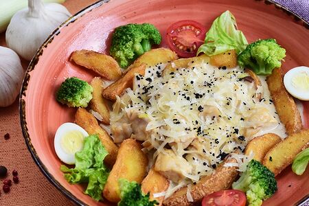 Куриная грудка в соусе из белых грибов с жареным картофелем и брокколи