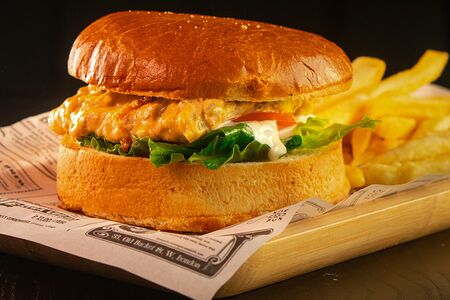 Бургер с рваной говядиной, халапеньо 