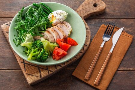 Грудка цыплёнка с брокколи и яйцом пашот