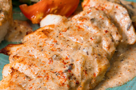 Куриный стейк с рисом и грибным соусом