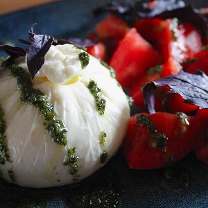 Буррата с томатами