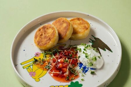 Сырники со сметаной и ягодами