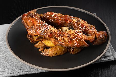 Томленые свиные рёбра шрирача