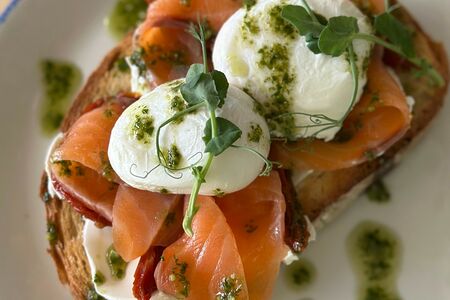 Бутер со слабосоленым лососем, творожным сыром и яйцами пашот