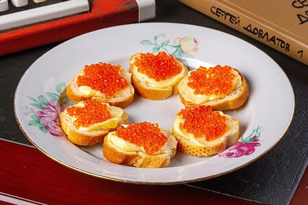 Бутерброды с красной икрой