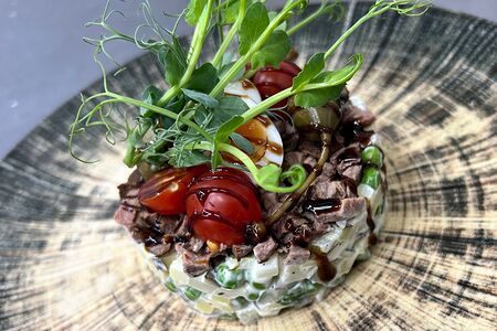 Оливье с тартаром из ростбифа и каперсами