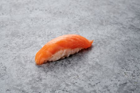 Суши лосось