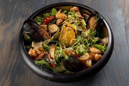 Салат теплый с морепродуктами