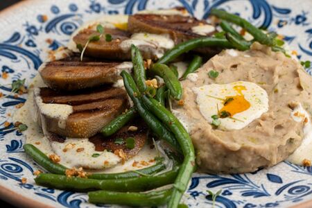 Говяжий язык на гриле с пюре из белой фасоли в соусе пиршушха