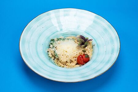 Фузилли с индейкой и спаржей