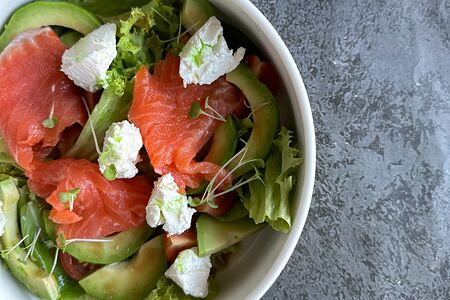 Салат с лососем, авокадо и творожным сыром