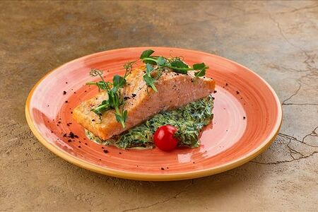Лосось со шпинатом