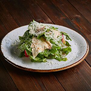 Салат с цицматом, бакинскими помидорами и сулугуни