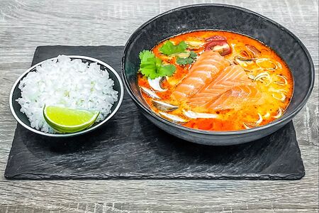 Том ям с лососем