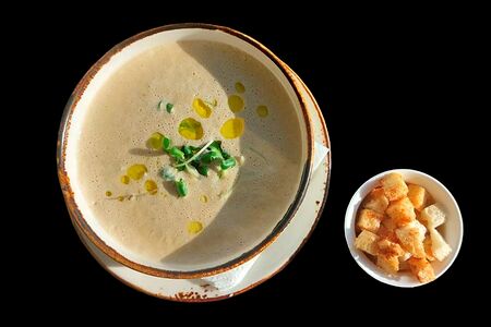 Суп-пюре из лесных грибов на белом вине