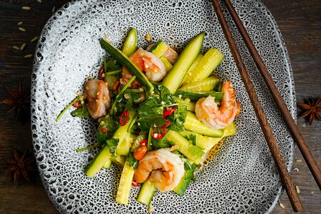 Тигровые креветки с огурцом