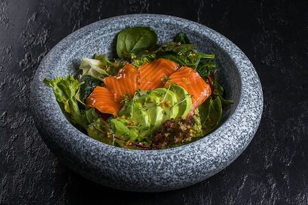 Салат с лососем и авокадо