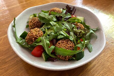 Салат с Фалафелем