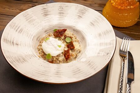 Гречка в сливочном соусе с яйцом пашот и пармезаном