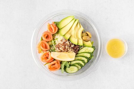Боул с лососем и авокадо