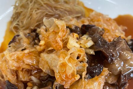 Микс грибов с пареной фунчозой на соусе пинк