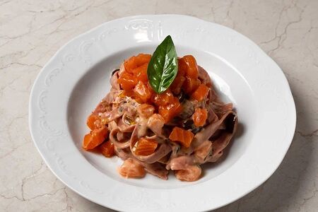 Фетучини с форелью, оливками и вялеными томатами