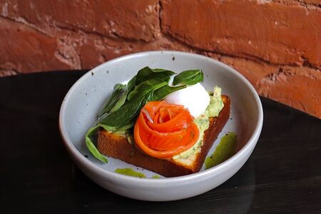 Тост бенедикт с малосольным лососем