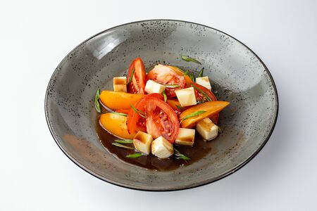 Салат из сладких томатов с сыром Сулугуни