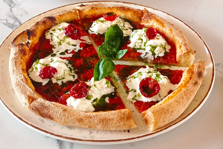 Пицца Страчателла с вялеными томатами