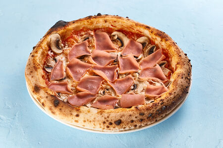 Пицца с ветчиной и грибами