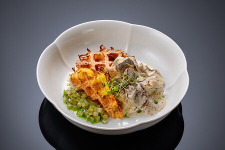 Строганов из говядины с картофельными драниками